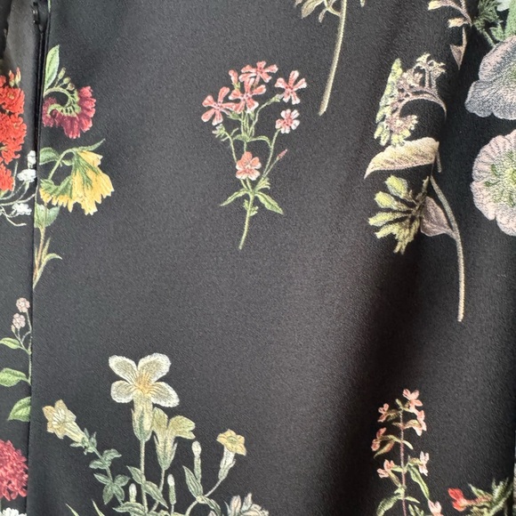 Zara Navy Floral Romper โ Size M โ Flowy, Chic & Comfy โ Perfect Condition - Picture 8 of 16